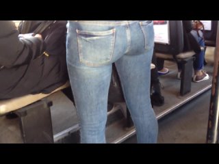 elastic ass of the girl in the bus spying